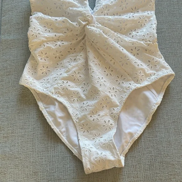 NEW Juillet x Free People Olivia white broderie twist front deep V swimsuit - Picture 4 of 9